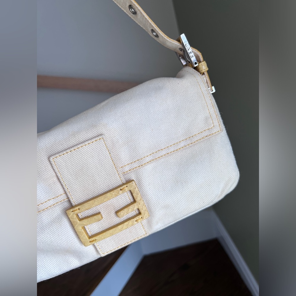 Auth🤍Vintage Fendi baguette. White/Beige.🐍Snakeskin - Picture 9 of 17